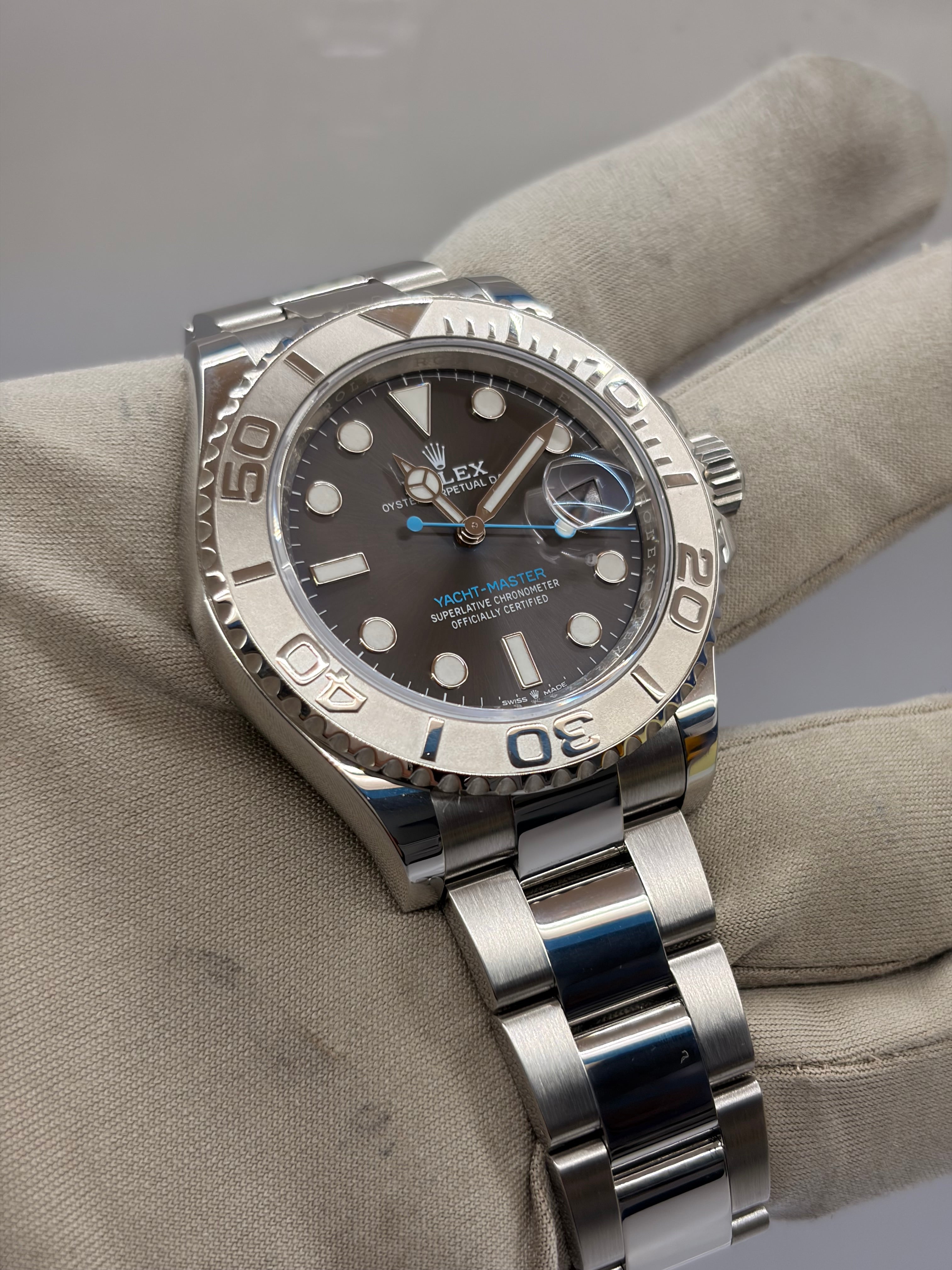 126622 Yacht-Master Dark Rhodium Oyster 40mm
Watch and Card 2022