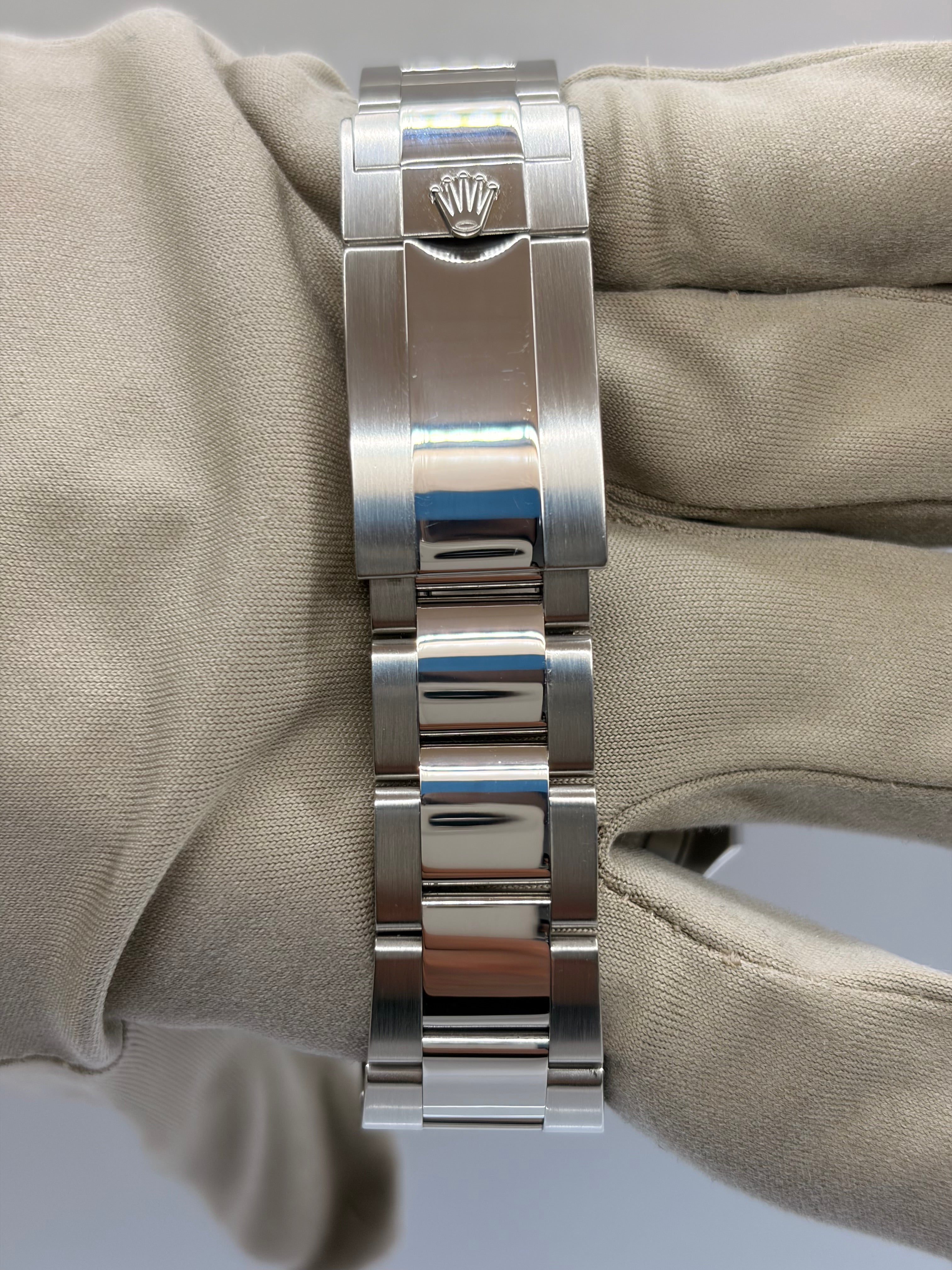 126622 Yacht-Master Dark Rhodium Oyster 40mm
Watch and Card 2022