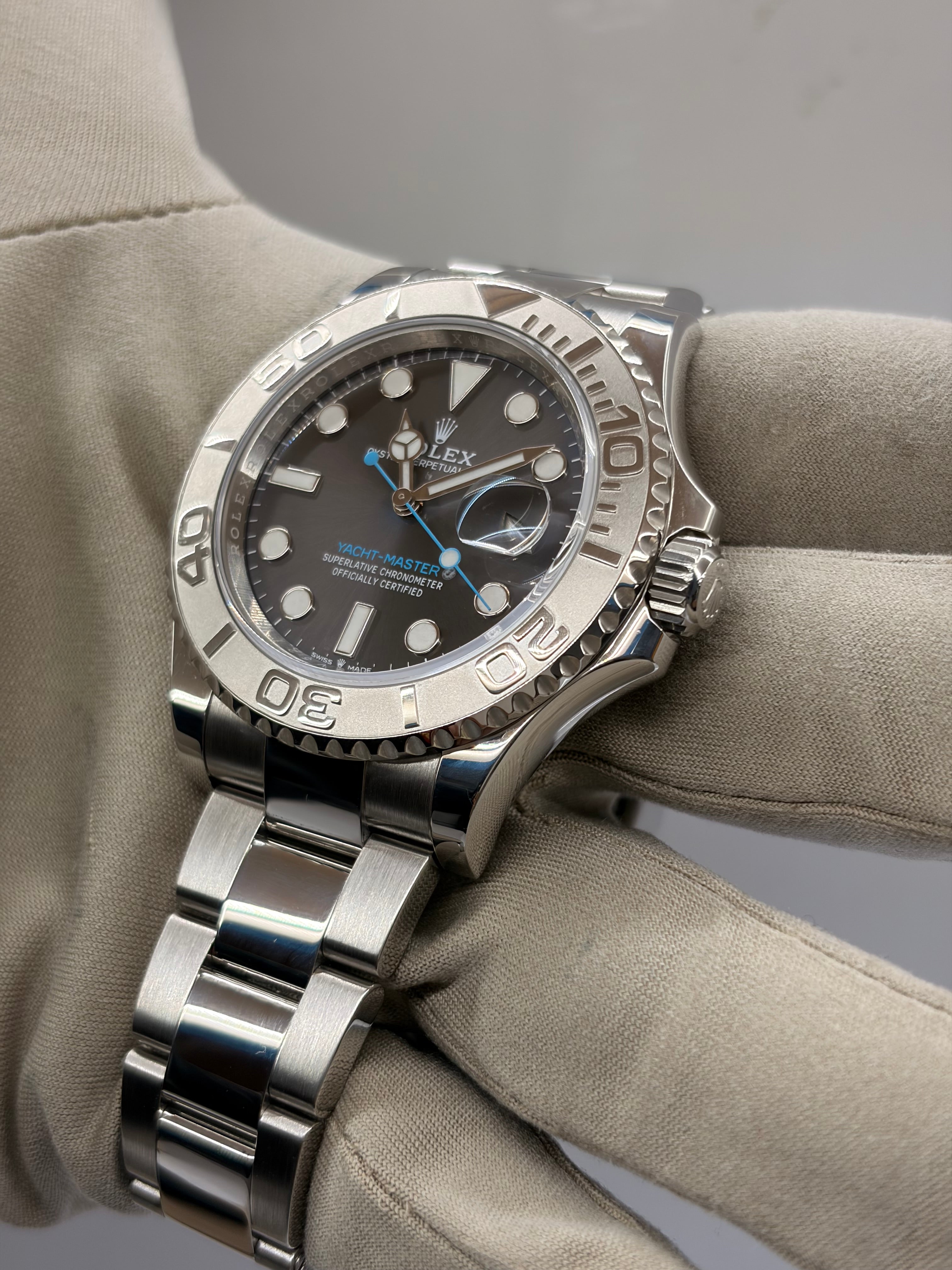 126622 Yacht-Master Dark Rhodium Oyster 40mm
Watch and Card 2022